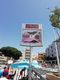 Ну отчего же. Джинсы востребованы ,дай бог если пару недель  в году,а шорты круглый год. Вот фотки за декабрь и август. Так что если только в феврале и то вечером. Там бывает температура до +18 ночью падает :-)