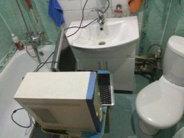 Это каким надо быть засранцем, что бы стационарный компьютер в туалете поставить? (рабочая область направлена к унитазу)