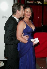 Она прекрасна и любима, приятно смотреть на них. Долгая счастливая совместная жизнь, двоих пацанов родили и вырастили нормальными людьми. Она прекрасна.