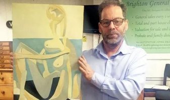 А потом оказывается, что этому "барахлу" цена - миллионы 
1. Мужчина купил на барахолке картину «Купальщица, сидящая на берегу моря» Пикассо (оригинал)
2. Фото было куплено за $10, реальная стоимость его может превысить сумму в 5 миллионов долларов.
3. Ваза эпохи династии Сун. Была куплена на барахолке за $2, а на аукционе Сотбис ваза «ушла» за 2,22 миллиона долларов.