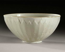 А потом оказывается, что этому "барахлу" цена - миллионы 
1. Мужчина купил на барахолке картину «Купальщица, сидящая на берегу моря» Пикассо (оригинал)
2. Фото было куплено за $10, реальная стоимость его может превысить сумму в 5 миллионов долларов.
3. Ваза эпохи династии Сун. Была куплена на барахолке за $2, а на аукционе Сотбис ваза «ушла» за 2,22 миллиона долларов.