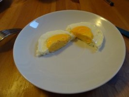 Хрень какая-то. Вкус вообще не отличается от обычной яичницы. При этом в процессеп риготовления периодически начинает взрываться белок и надо стоять рядом с микроволновкой чтобы прервать процесс и охладить.
У пашота вкус более нежный. Хотя многие не любят запах уксуса. А без него получается комок хлопьев