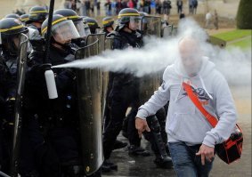 Держи, родной...   Еще скажи, что снято на Мосфильме....
Как вы писали - "Ни в одной европейской стране  демонстрация носящая мирный характер не разгоняется"