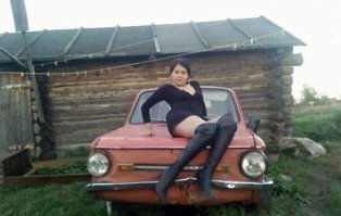 Сельского анутража не хватает. Большинство фоток могли быть сделаны и в городских квартирах. Где заборы, вёдра, стога, трактора, коровы, галоши в конце концов