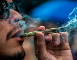 Некурящий Джин Хэкмен учился пускать кольца на не вызывающих привыкания травяных сигаретах ...
Да-да-да!

Шесть лет курю и не привык!