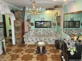 Несколько лет назад, сам не знаю зачем, арендовал в Крыму квартиру с подобным интерьером. Чего там только не было, такого собрания аксессуаров и различных украшательств ни до, ни после нигде больше не видел.
Было настолько абсурдно, что даже круто))