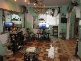 Несколько лет назад, сам не знаю зачем, арендовал в Крыму квартиру с подобным интерьером. Чего там только не было, такого собрания аксессуаров и различных украшательств ни до, ни после нигде больше не видел.
Было настолько абсурдно, что даже круто))