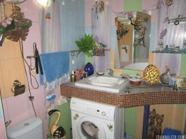 Несколько лет назад, сам не знаю зачем, арендовал в Крыму квартиру с подобным интерьером. Чего там только не было, такого собрания аксессуаров и различных украшательств ни до, ни после нигде больше не видел.
Было настолько абсурдно, что даже круто))