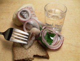 Зачем чувствовать запах картинки с дошиком, когда есть ЭТО???

В русских трактирах подавали и водку, и селедку. Селедка всегда считалась превосходной закуской к русской водочке. Кроме того, водка и селедка прекрасно рифмовались, что привело к образованию названия сочетания этих продуктов.
"Рифма" - так называлась русская закуска из сельди и стопка водки. Половой в трактире прекрасно знал, что если посетитель кричит: "Рифму!", то ему немедленно требовалось принести водочку и селедочку. А подавалось блюдо в виде своеобразного бутерброда: снизу - черный хлеб, сверху - кусок сливочного масла, а на масле - селедка.