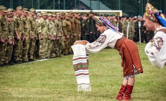 Жена Нетаньяху бросила на землю кусок приветственного каравая в Киеве