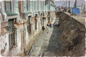 Есть такой эффект в психологии как затирание памяти болью. После сильного эмоционального переживания предыдущие события кажутся незначительными, не стоящими обсуждения и забываются. 
Вот для чего придуманы войны последних 250 лет. Прореживание носителей информации  + перезатирание. 
Вот почему ни кто не помнит зачистки континента от людей. Но войны очень хорошо отпечатались. Но артефакты от той зачистки у нас под ногами. 10-15 метровый слой глины под ногами. Под ним снова чернозём. При отсутствии древних лесов, (в дупле раньше переночевать можно было, теперь нет таких деревьев) во всех городах континента есть здания с засыпанным глиной первым этажом. 
Древние здания (допотопные)выполнены из известняковых и гранитных плит, новоделы из кирпича. Глины стало много, научились использовать.