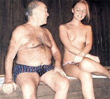 В траве сидел кузнечик .. 
И париться любил..
 Шаинский и его муза , эх ... мне бы так в 82 года .