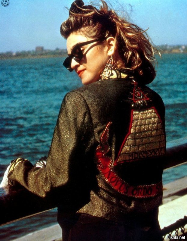 А мне она запомнилась курткой "с пирамидой на спине", из фильма 1985 года который назывался в тогдашнем, кассетном переводе "В поисках Сьюзи"