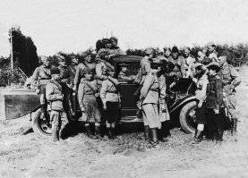 Моя бабушка воевала в таком авиазаградительном полку в Ленинграде. В черной юбке справа, была командиром отделения. Фото реставрировал сам.