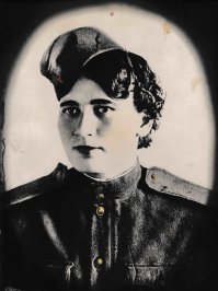 Моя бабушка воевала в таком авиазаградительном полку в Ленинграде. В черной юбке справа, была командиром отделения. Фото реставрировал сам.