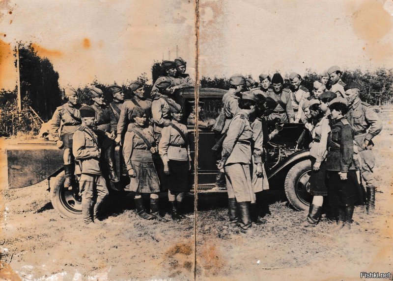 Моя бабушка воевала в таком авиазаградительном полку в Ленинграде. В черной юбке справа, была командиром отделения. Фото реставрировал сам.