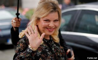 Пылают станицы, хутора, села. Пылает вся свидомая общественность. Ор стоит до небес. Причина – жена премьера Израиля Биньямина Нетаньяху, бросила на землю кусок от каравая, который был предложен гостям из земли обетованной, прилетевших в Киев с официальным визитом. На видео, которое теперь мусолят на всех телеканалах незалежной, видно, что во время церемонии встречи израильской делегации в аэропорту в Киеве, премьер этой страны Нетаньяху, согласно традиции, отщипнул кусочек от предложенного ему и его супруге каравая. Часть съел сам (после уточняющего вопроса – Таки надо это есть?), а часть отдал жене, которая, недолго думая, кинула его на землю с явной брезгливостью, сквозившей в этом ее движении. И вот по этому поводу возмущаются щирые сторонники украинской незалежности. Только хочется сказать им: а не приходила в голову светлая мысль, что вами брезгают уже не только в Израиле, вами брезгают уже во всем мире? Вас слишком много было в последние годы с вашими майданами, «агрессией России», «весь мир с нами» и прочими майданными радостями. Вы, как сосед – алкоголик в коммунальной квартире, который после длительного запоя и дебошей, вдруг, в одно прекрасное утро, вышел на кухню с недоеденным огурцом в руках и начал всем его предлагать, пытаясь загладить вину. И вот стоят соседи, кто нос воротит, кто кусочек в рот возьмет, да украдкой выплюнет в ладошку, а кто и демонстративно пошлет подальше. Евреи, народ воспитанный, в основной своей массе, деликатный, но тут уже не до тонкостей дипломатического этикета, жест супруги премьера Израиля, это, как оговорка по Фрейду, вроде бы да, некрасиво и можно пожурить ее, но с другой стороны, а какое еще отношение вы заслужили в Европе? И уж тем более, не надо кривить лицо, когда речь идет о нынешней, прославляющей бандеровцев, власти на Украине, той самой, что славит тех, кто убивал евреев десятками тысяч. А тут, вдруг, обиделись. А вы не подумали, как должны чувствовать себя члены израильской делегации, если президент страны, в которую они прибыли, приветствует почетный караул словами «Слава Украине!», а ему в ответ несется бандеровское – «Героям слава!»? Вы пожинаете то, что посеяли. И презрение, это еще не самое плохое из того, что вам предстоит испытать. Пока еще поляки за вас не взялись со своей реституцией, территориальными претензиями и так далее. Помнится, шляхтичи лихо выселили немцев из Силезии после Второй мировой. Так что опыт имеется. Возвращаясь же к нашим израильским друзьям, скажу в заключение следующее. Жест некрасивый, да. И в любой другой стране Европы был бы воспринят, как оскорбление. Но даю сто к одному, что нынешняя власть Украины, а, особенно, учитывая национальность того, кто стоит за спиной президента Зеленского, не сделает ничего в ответ. Утрется, сглотнет и еще станцует гопак. Благо опыт стояния на коленях и танцев перед презрительно глядящими в ее сторону чужеземцами у сторонников незалежной богатый. Есть из чего выбрать. Дмитрий Борисенко, специально для News Front