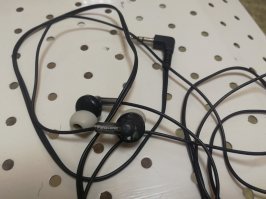 Не поверите, но с 2004 года, ежедневное использование. И звук огонь, и  басы и средние и высокие. Не нарадуюсь что я их в днс скомуниздил на их открытии. Ибо нех было на них цену  в  полторы тысячи вешать при доллар за 30