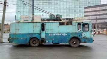 Разваливающаяся машина «Почты России» попала на видео, водитель уволен