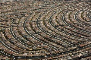 К примеру в системе "американской мечты" где свой дом, сад-огород-лужайка - по желанию, разводов по статистике меньше, а детей больше, чем в многоэтажных бараках."
А чем горизонтальное расположение бараков сильно лучше вертикального? Вот на фото типичное американское поселение.