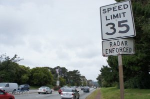 В штатах наоборот практически все знаки дублируются текстом. Видимо, запоминать графические изображения недостойно представителей величайшей нации)