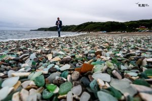 Владивосток. Китайские туристы мешками вывозят цветные осколки с пляжа в бухте Стеклянной .Пляж бухты Стеклянной может в скором времени утратить свою привлекательность. Это место стало крайне популярно у китайских туристов, которых привозят сюда автобусами. Помимо фотографий, гости забирают на память обработанные морем стекло и фарфор, притом вывозят их пакетами.