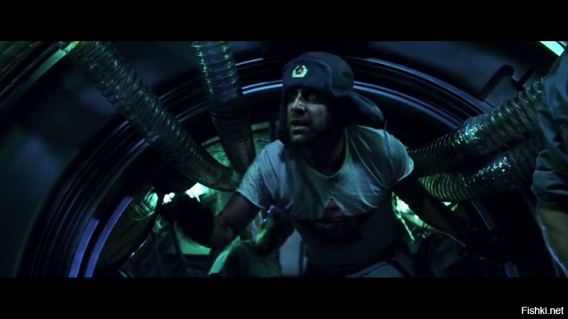 На первом снимке действительно лето, солнце. Это Вы хорошо подметили. А в голливудских поделках про Россию и русских ВСЕГДА серость, ВСЕГДА осень/зима, ВСЕГДА мутно-сизый фильтр. Шаблон, клише, стандартный приём. Я об этом и говорю. Что не так?