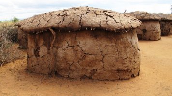 Из говна и палок (точнее - соломы). :)