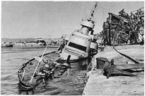 эх, досталось Ташкенту...Потерял 45% плавучести, оба котельных залило, центральный артпост, артпогреб, трещина в палубе, стал зарываться носом в волну, пришлось сбросить торпеды и всё лишнее...Капитан приказал уничтожить документы. На самом деле заслуга в том, что не было прямых попаданий, конечно, зенитчиков. А про "пешки" вообще слышу впервые.
И всё-таки достало его люфтваффе в Новороссийске у стенки.