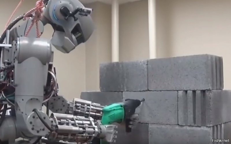Робот Федор учится сверлить дырочки в обшивке МКС