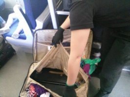 Украинка пыталась провезти в Польшу восьмилетнего сына, упаковав его в чемодан.
Таможенники, обнаружив ребенка, немедленно вызвали скорую. Случай произошел 15 июня 2017г  на пункте пересечения границы в Медыке. Польские пограничники заметили, что 50-летняя женщина, которая ехала с двумя сумками, одну держала при себе, а не поставила на полку, хотя багаж явно мешал. На просьбу показать содержимое, женщина ответила отказом.