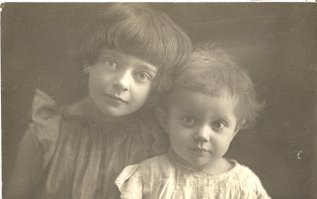 Редкостной сволотой была Цветаева. Вот поистине мать века! Если прочитать выдержки из ее дневников, волосы дыбом встают. И жаль, что такие факты не рассказывают в школе (и это не только Цветаевой касается). Все пишут, что какая сильная женщина была, такая у нее тяжелая судьба, умерла одна, даже могила неизвестно где. А кто виноват? Кроме себя любимой, ей никто не был нужен, она упивалась своим нарциссизмом и гордостью за старшую дочь, и стыдилась младшей. Сдала дочерей в приют, якобы она их тетя, а пайки детей проедала, обожествляла старшую, потому что она талантливая, и ненавидела младшую, потому что она обычная. Приносила еду старшей, а младшей ничего. Забрала старшую домой, а младшая 3-х летняя умерла от голода и лихорадки, на похороны Цветаева так и не приехала. Поистине поступки сильной женщины!  При чем родственники Цветаевой предлагали забрать детей из приюта, надо было только ее согласие, но она отказала, мол, какой позор, если узнают, что дети у родственников. 
«Кто-то посоветовал ей и помог поместить Алю и Ирину в Кунцевский приют. И, несмотря на то, что была возможность, с помощью Н. В. Крандиевской, устроить детей в московский садик, Марина Ивановна почему-то больше поверила в Кунцево» (Сааякянц).
«А что ж Вы маленькую-то не угостите?» Делаю вид, что не слышу.  Господи!   Отнимать у Али!   Почему Аля заболела, а не Ирина?!!  »
"При мне она пикнуть не смела. Узнаю ее гнусность". Это было о ребенке неполных трех лет
Вот что еще писала матери семилетняя Ариадна:
«У Вас я ела лучше и наедалась больше, чем у этих. О мама! Если бы Вы знали мою тоску. Я не могу здесь жить. Я не спала еще ни одной ночи еще. Нет покою от тоски и от Ирины. Тоска ночью и Ирина ночью. Тоска днем и Ирина днем. Марина, я в первый раз в жизни так мучаюсь. О как я мучаюсь, как я Вас люблю. Я ни за что не пойду в школу. Там не то не то. Мне нужны Вы. Всё время у меня тяжелая голова, и думаю, думаю, думаю об Вас».
А Цветаева писала пьесы, ходила на литературные чтения и думала, что так всем будет лучше