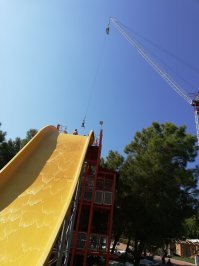 На этом аттракционе канатом привязывают за ноги и с высоты кидают вниз, ты падаешь, а затем несколько минут висишь вниз головой, пока тебя снимут. 
Сама не пробовала и желающих было немного, возможно из-за цены: 50 долларов + 30 за съёмку.