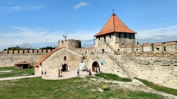 хотин, а соответственно и замок, находятся в украине, а не в молдове.
каприянский монастырь. находится в кодрах, очень красивое. 
бендерская крепость построенная при турецком владычестве.