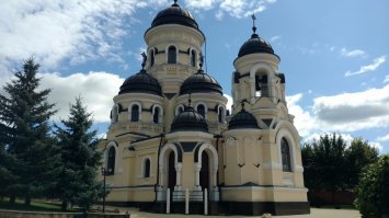 хотин, а соответственно и замок, находятся в украине, а не в молдове.
каприянский монастырь. находится в кодрах, очень красивое. 
бендерская крепость построенная при турецком владычестве.