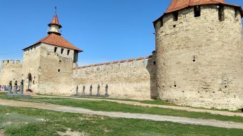 хотин, а соответственно и замок, находятся в украине, а не в молдове.
каприянский монастырь. находится в кодрах, очень красивое. 
бендерская крепость построенная при турецком владычестве.