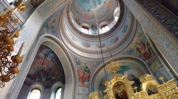 хотин, а соответственно и замок, находятся в украине, а не в молдове.
каприянский монастырь. находится в кодрах, очень красивое. 
бендерская крепость построенная при турецком владычестве.