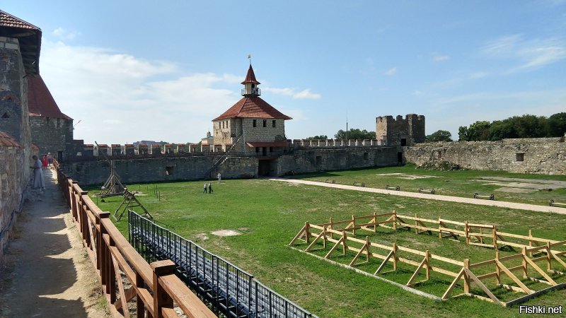 хотин, а соответственно и замок, находятся в украине, а не в молдове.
каприянский монастырь. находится в кодрах, очень красивое. 
бендерская крепость построенная при турецком владычестве.
