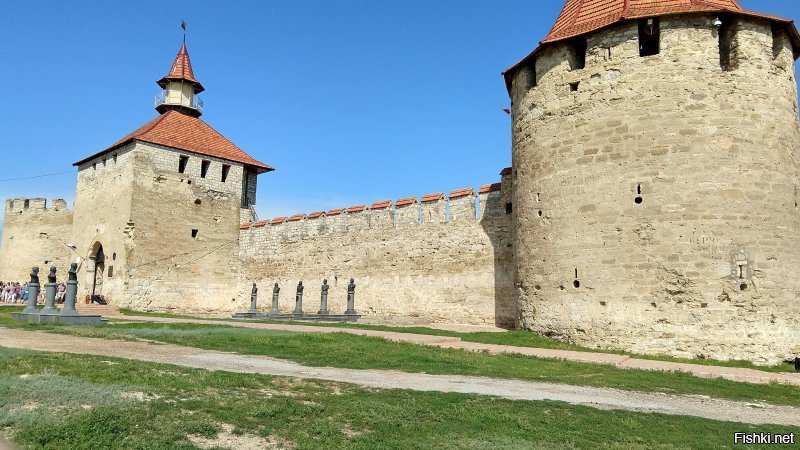 хотин, а соответственно и замок, находятся в украине, а не в молдове.
каприянский монастырь. находится в кодрах, очень красивое. 
бендерская крепость построенная при турецком владычестве.
