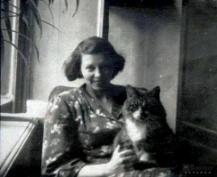 Кот Максим из семьи Веры Вологдиной.
Во время блокады она жила с мамой и дядей. Из домашних питомцев у них были Максим и попугай Жаконя. В довоенное время Жако пел и разговаривал, но в блокаду, как и все, голодал, поэтому притих, а перья у птицы вылезли. Чтобы как-то прокормить попугая, семье пришлось выменять ружьё отца на несколько семечек подсолнуха.
Кот Максим тоже был еле жив. Он даже не мяукал, прося еду. Шерсть у кота вылезала клоками. Дядя чуть ли не с кулаками требовал, чтобы кот пошёл на съедение, но Вера и её мама защищали домашнего любимца. Когда женщины уходили из дома, они запирали Максима в комнате на ключ. Однажды зимой во время отсутствия хозяев кот смог залезть в клетку к попугаю. В мирное время быть беде: кот бы непременно съел свою добычу.
Но что же увидела Вера, вернувшись домой? Максим и Жаконя спали, крепко прижавшись друг к другу в клетке, чтобы спастись от холода. С тех пор дядя перестал заводить разговоры про съедение кота. К сожалению, через несколько дней после этого случая Жако погиб от голода. Максим выжил. После 1943 года в квартиру Вологдиных водили экскурсии – посмотреть на кота. Максим оказался долгожителем и умер только в 1957 году в двадцатилетнем возрасте.