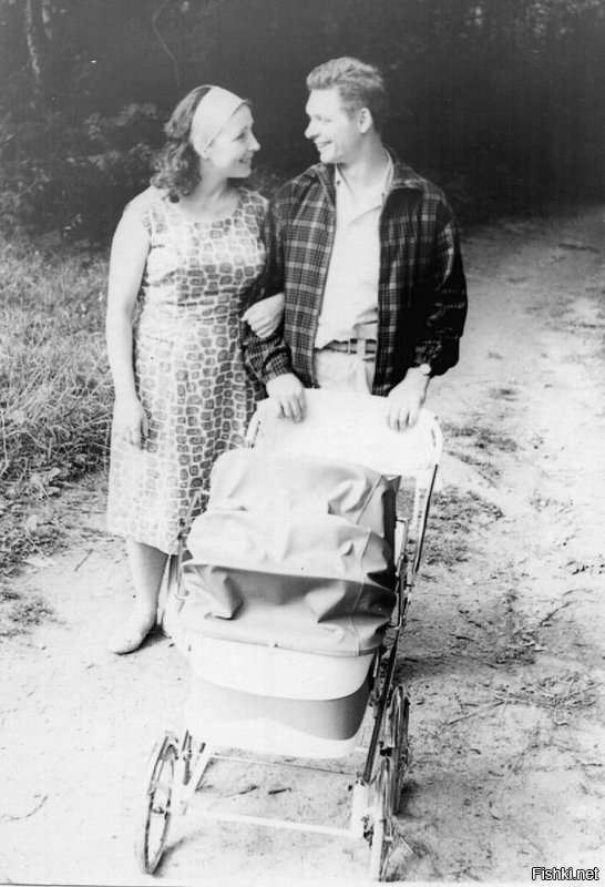 Эдуард Хиль с женой Зоей катают сына Диму, который вырастет и станет композитором. 1963 год.