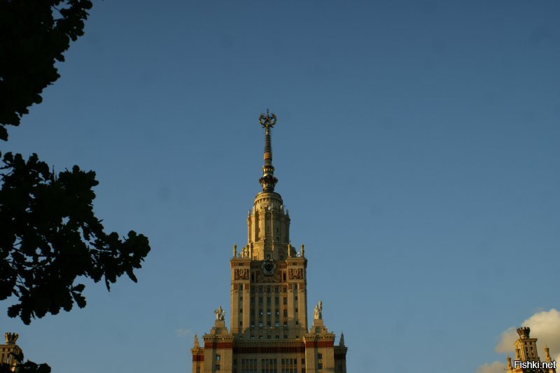 ну раз уж есть фотка мгу, добавлю немного своих фоток. на последней парковка за мгу. хотя там есть и более интересные экземпляры автопрома)) и даже раритет (правда в плачевном состоянии)