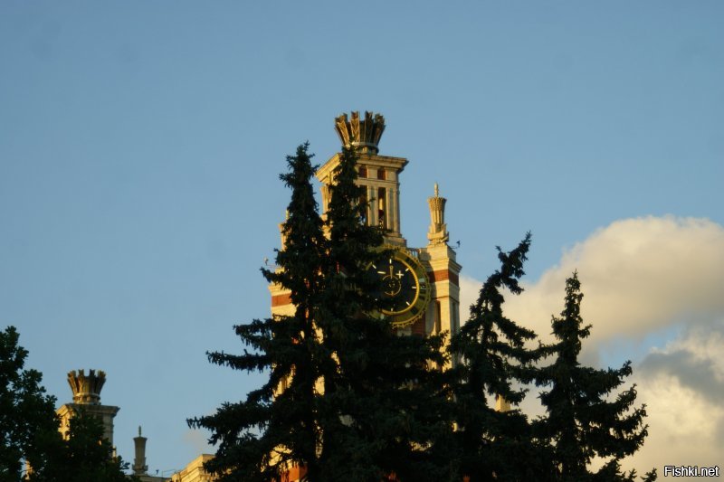 ну раз уж есть фотка мгу, добавлю немного своих фоток. на последней парковка за мгу. хотя там есть и более интересные экземпляры автопрома)) и даже раритет (правда в плачевном состоянии)