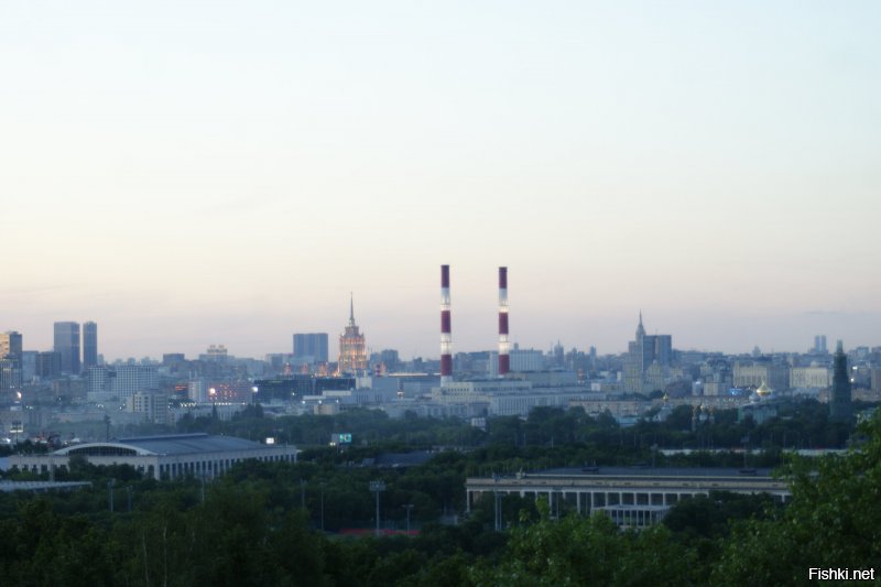 ну раз уж есть фотка мгу, добавлю немного своих фоток. на последней парковка за мгу. хотя там есть и более интересные экземпляры автопрома)) и даже раритет (правда в плачевном состоянии)