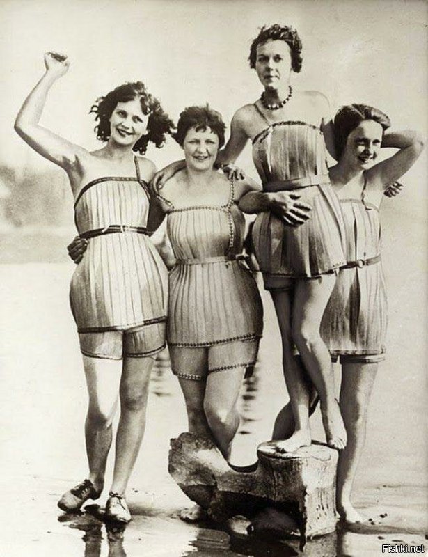 "Женщины 20-х годов ходили в деревянных купальниках"
Это не дерево, а складки ткани.