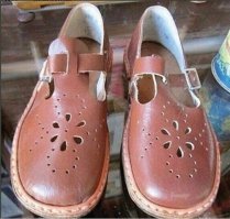 Я помню такие сандалики... (впечатления из детства - "как красиво вырезаны все дырочки...). А сейчас смотрю - "и даже прошитые"...