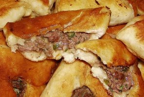 Убрать картошку, нафиг она тут нужна. Чистое мясо с зеленью и пожарить на масле. А из картошки назавтра приготовить вкусное пюре.