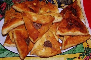 Убрать картошку, нафиг она тут нужна. Чистое мясо с зеленью и пожарить на масле. А из картошки назавтра приготовить вкусное пюре.