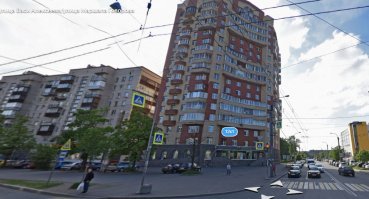 В Питере новоделы не лучше.  И предупреждаю, за спиной Беглова уже мелькал гражданин Вахмистров, боольшой мастер уплотнительной застройки. Мало вам не покажется.

1. Дома в Девяткино построены прямо на трассе.
2. На Маршала Говорова высотку притиснули к девятиэтажке, урезав даже тротуат.
3. Строительство двора колодца в Кудрово.
