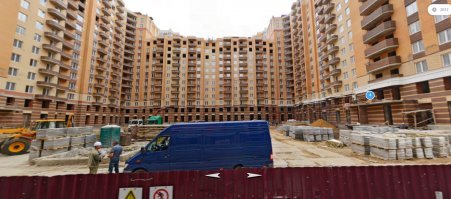 В Питере новоделы не лучше.  И предупреждаю, за спиной Беглова уже мелькал гражданин Вахмистров, боольшой мастер уплотнительной застройки. Мало вам не покажется.

1. Дома в Девяткино построены прямо на трассе.
2. На Маршала Говорова высотку притиснули к девятиэтажке, урезав даже тротуат.
3. Строительство двора колодца в Кудрово.